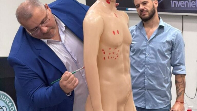 Utilizando un maniquí, un perito le mostró al  jurado el ensañamiento en el crimen del jubilado