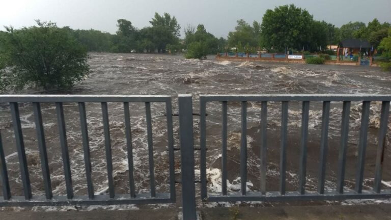 Fuerte crecida del río en Mina Clavero tras las lluvias en las Altas Cumbres