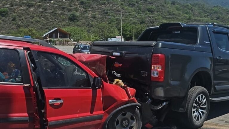 Tres camionetas protagonizaron un violento choque en cadena