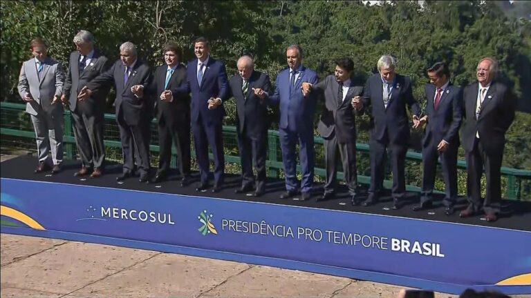 Milei participó de la foto oficial con las Cataratas como fondo y mantuvo distancia con Lula