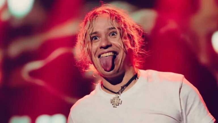 Se accidentó el cantante de Airbag en pleno show y causó una enorme preocupación: las fotos más fuertes