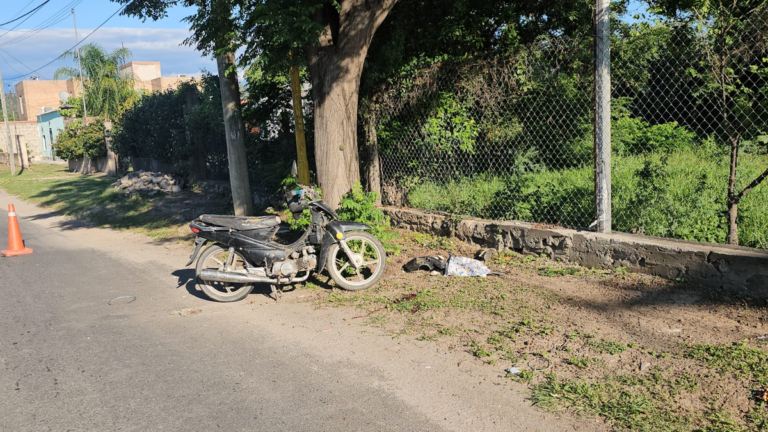 Joven motociclista está grave tras chocar contra un árbol