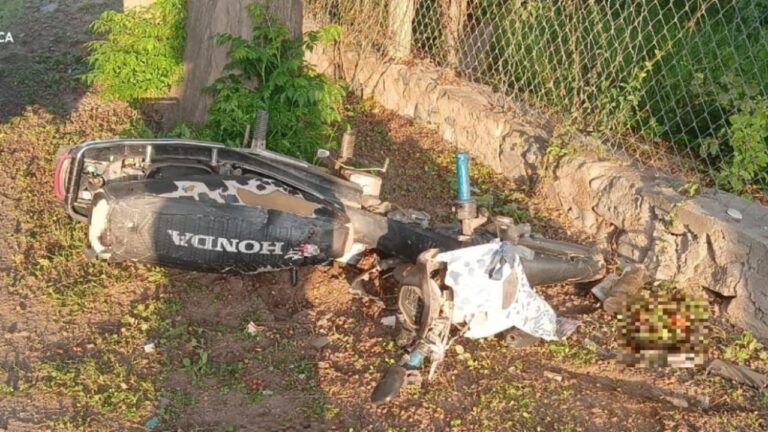 Motociclista grave tras chocar contra un poste de hormigón