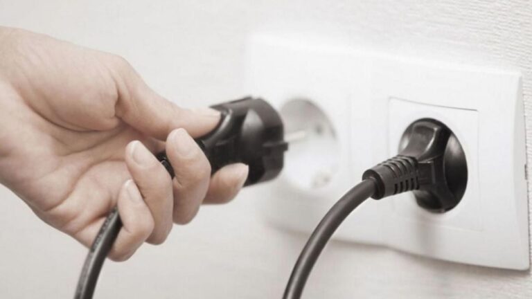 Ola de calor y vacaciones: por qué un simple enchufe podría poner en riesgo la integridad de tu hogar