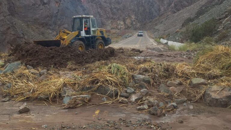 Intensas lluvias  y derrumbes aislaron la Quebrada de  Las Angosturas