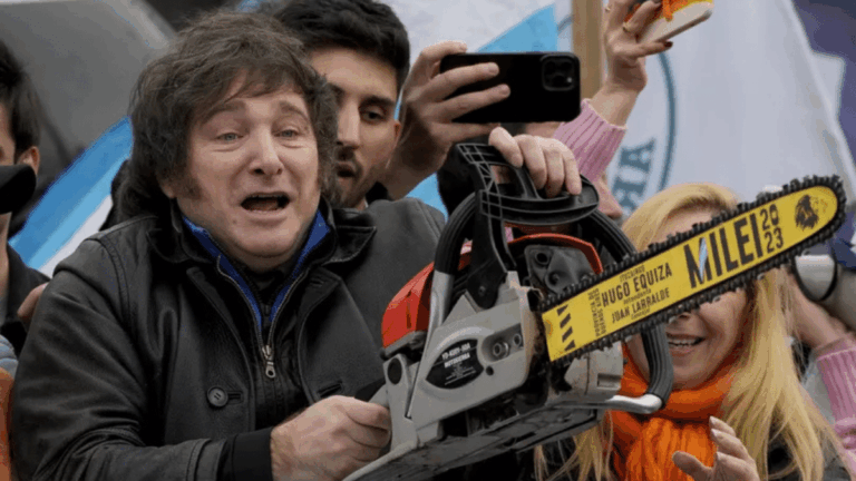 La motosierra en números: desde la llegada de Milei, más de 60 mil personas dejaron de trabajar en el Estado