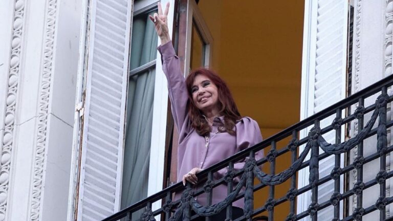 Cristina Kirchner continúa internada y aguarda definiciones judiciales durante la feria de enero