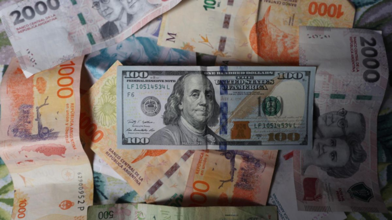 El dólar subió con fuerza en la primera jornada del nuevo esquema de bandas
