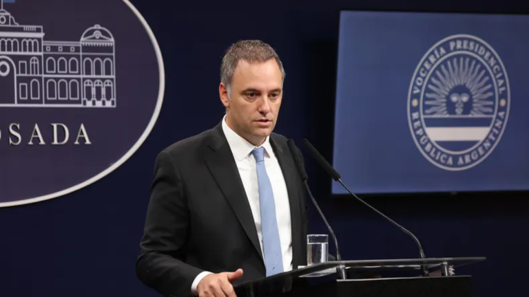 Adorni anunció nuevas restricciones migratorias