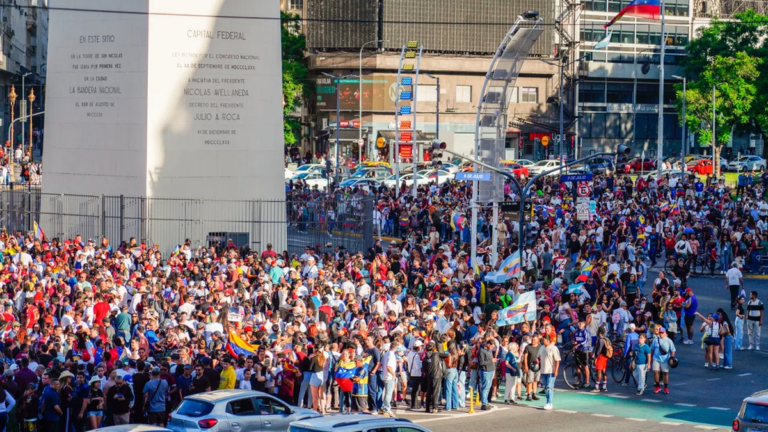 Miles de venezolanos festejan en el Obelisco la caída de Maduro