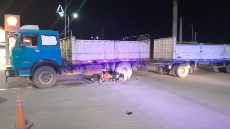 Tragedia en Córdoba: dos jóvenes murieron tras chocar en moto contra un camión