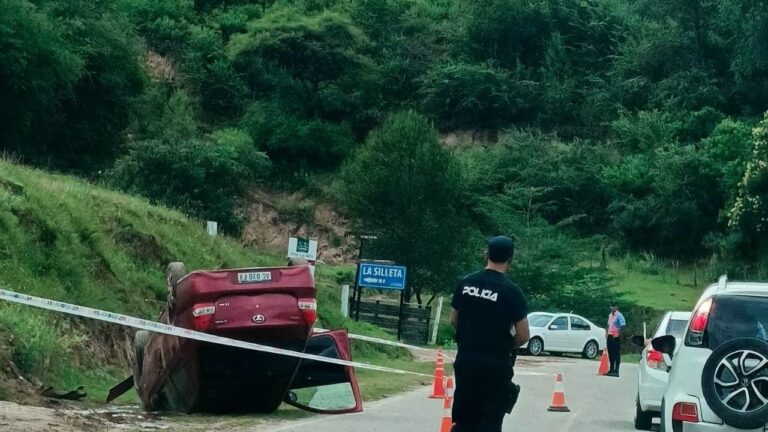 Tremendo vuelco en el ingreso a La Silleta