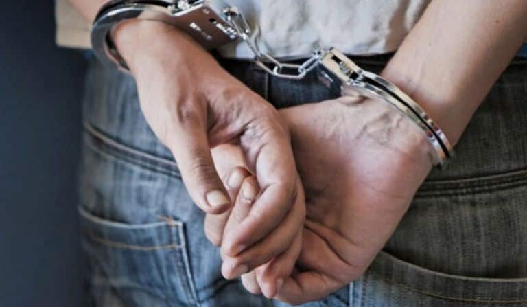Arrestan a un exhibicionista y a hombres violentos en la madrugada