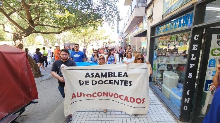 Docentes de Catamarca convocan a una asamblea en Plaza 25 de Mayo