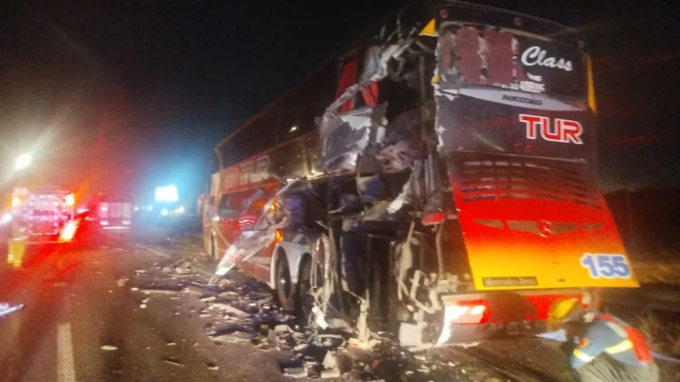 Dos heridos graves tras un choque entre un colectivo y un camión