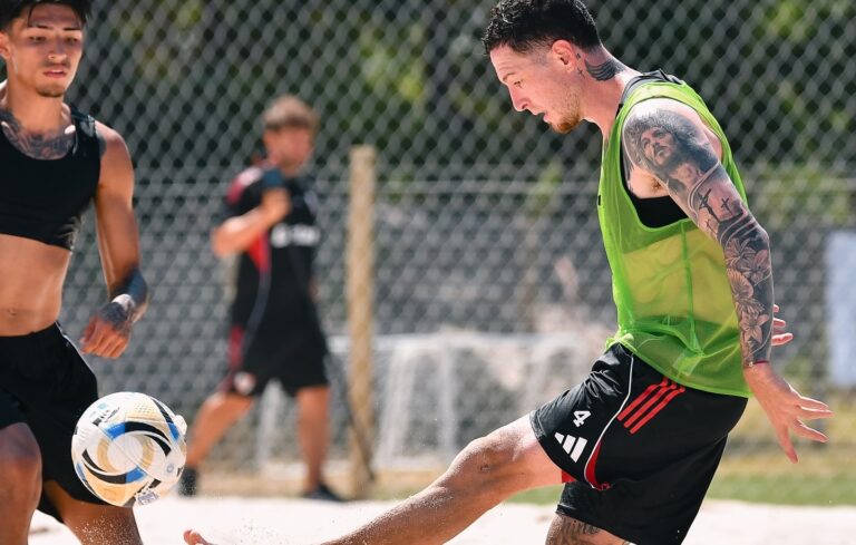 «El Colo» playero: River y un reducido diferente en la playa