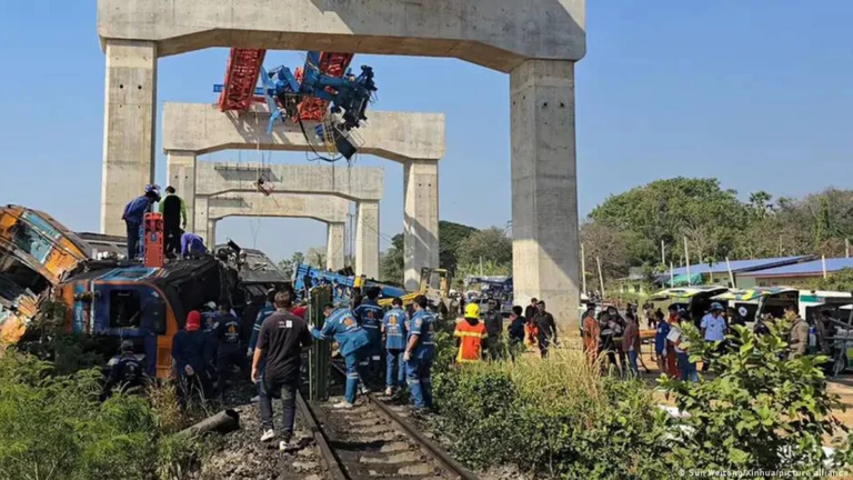 Tailandia: una grúa cayó sobre un tren y dejó al menos 30 muertos y 67 heridos