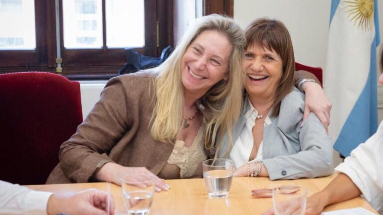 Karina Milei fue al teatro a ver la obra en la que actúa la pareja de Patricia Bullrich