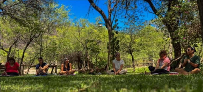 Yoga gratuito en el Dique El Jumeal: una propuesta de bienestar al aire libre en la Agenda de Verano 2026