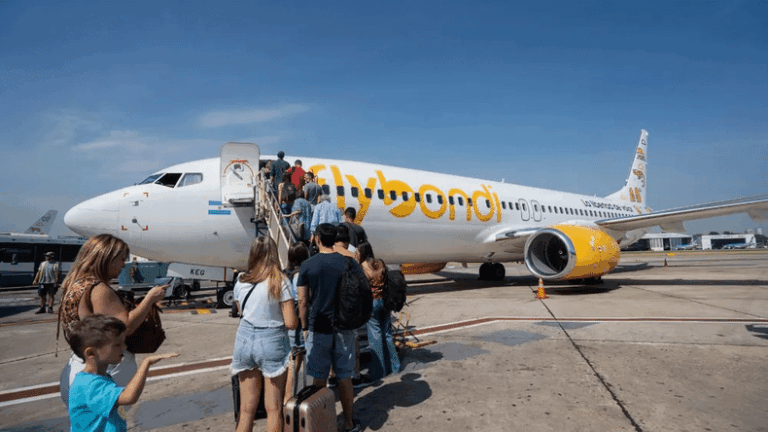 Flybondi fue sancionada tras cancelar cerca de 125 vuelos en plena temporada alta