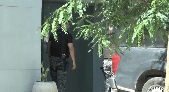 Detienen a un padre y su hijo de 17 años en Catamarca con más de una docena de celulares y un cuchillo