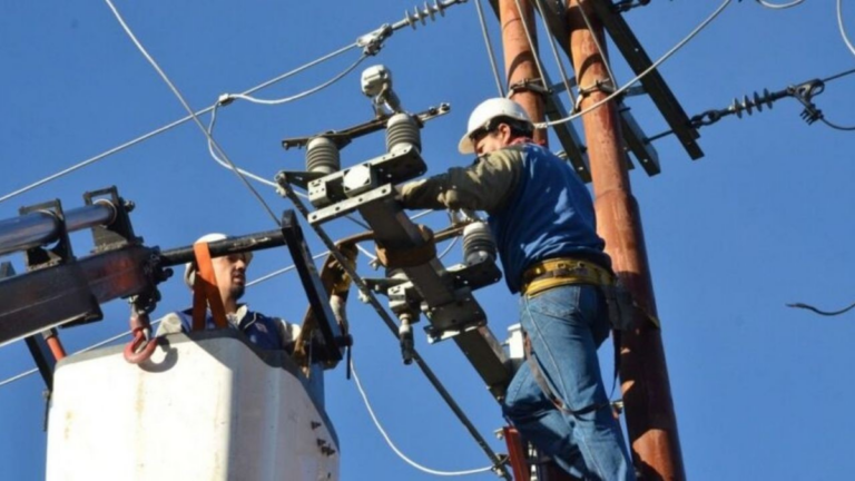 Trabajan para normalizar el servicio eléctrico en Belén