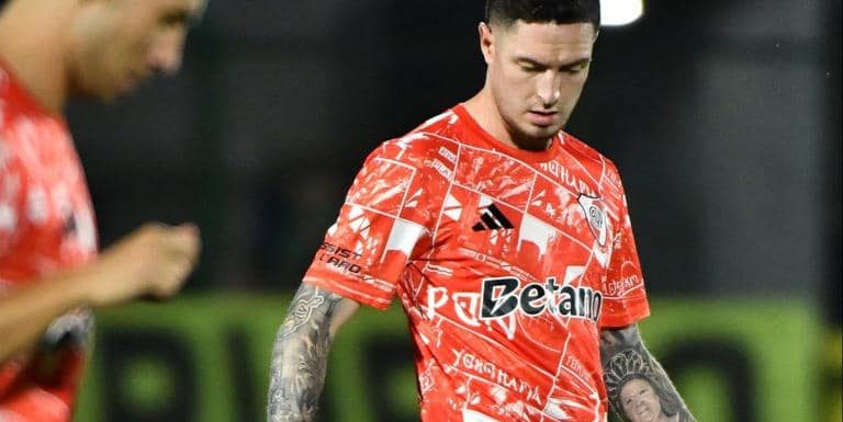 Debutó en River, fue titular y jugó más de un tiempo: Así fue el partido de Aníbal Moreno ante Peñarol