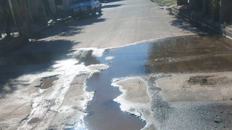 Vecinos reclaman una solución por una pérdida de agua