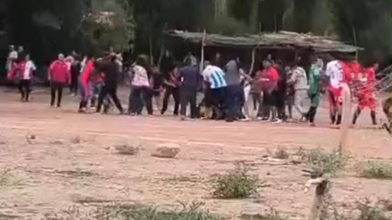 Escándalo en Palo Blanco: el fútbol terminó en batalla campal y con árbitros agredidos