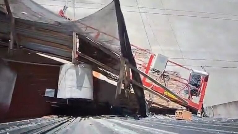 Susto en Chacarita por un derrumbe: cayó un balancín de una obra en construcción sobre una casa