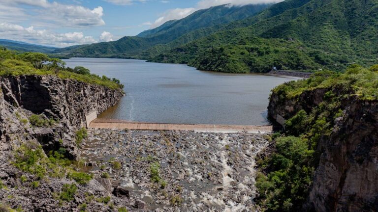 El dique Las Pirquitas alcanzó su cota máxima y se ejecutan trabajos preventivos en el Río del Valle