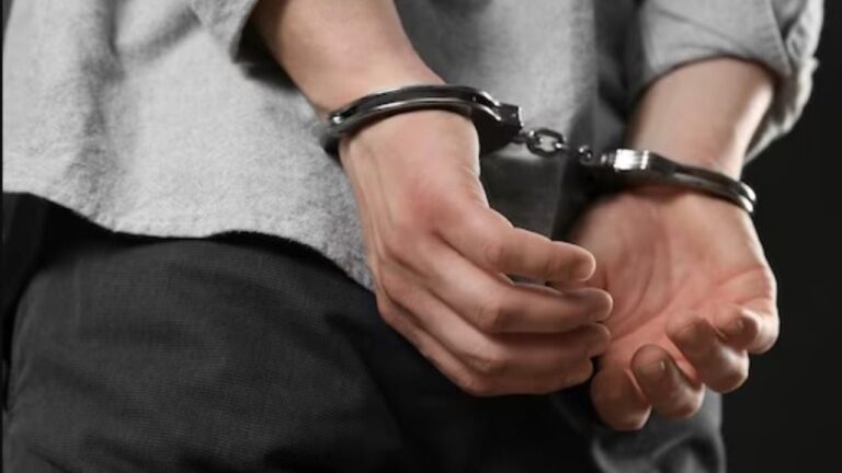 Detuvieron a un policía acusado de robarle dinero a un árbitro dentro del club Salta Central