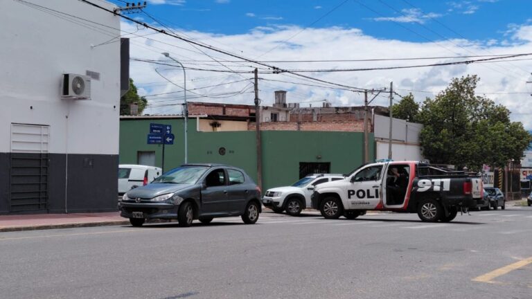 Un auto impactó contra una moto y el conductor terminó hospitalizado