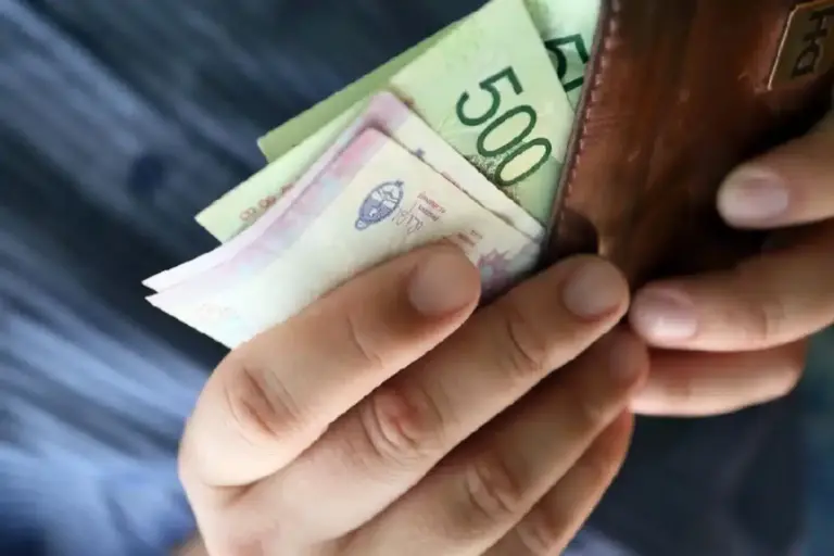 A pagar deudas: el sueldo para los empleados públicos, ya tiene fecha