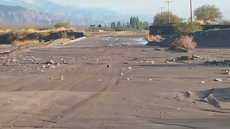 Por crecida de ríos, transitar con precaución por RN 40, en Santa María