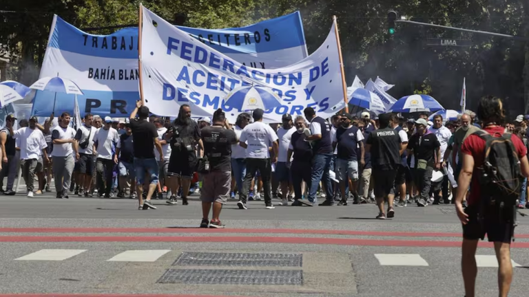 Gremios y movimientos sociales se movilizan contra la reforma laboral