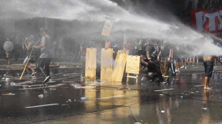 Milei llamó «delincuentes organizados» a los manifestantes y defendió el operativo de seguridad