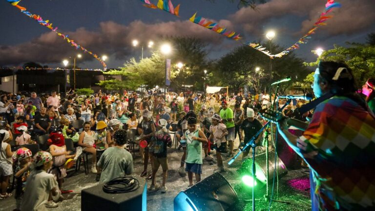 Con el desentierro del Pujllay comenzó el carnaval andino en la Capital
