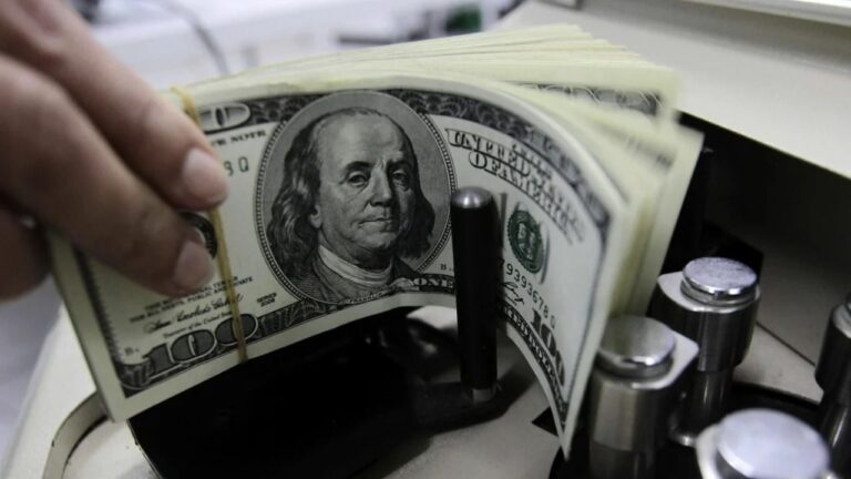 El dólar oficial cerró en $1.420 y el blue en $1.440