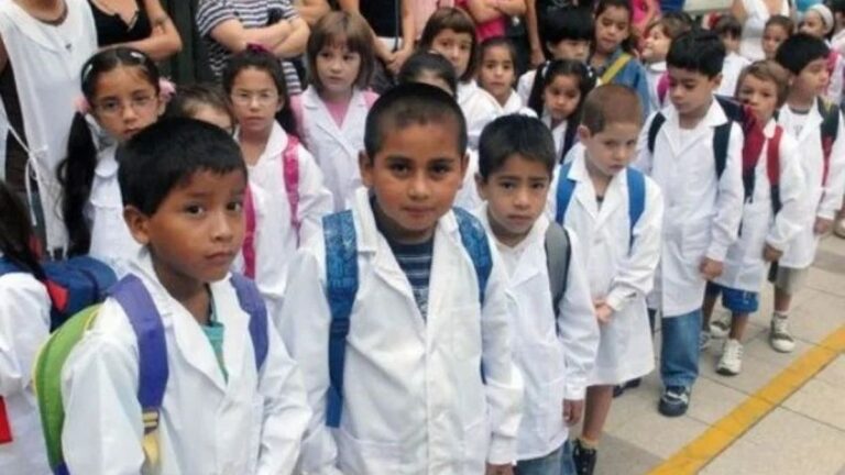 Uniformes escolares: cuánto cuesta vestir a los chicos en 2026