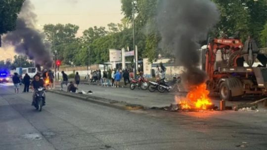 Suma tensión la protesta policial en Santa Fe con un «sirenazo» y corte de tránsito