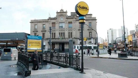Intentaron sacar del país a una adolescente drogada