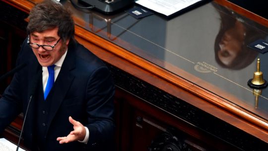 Las diferencias entre Milei y Villarruel quedaron otra vez al descubierto: un saludo frío y el desdén de la vice usando el celular
