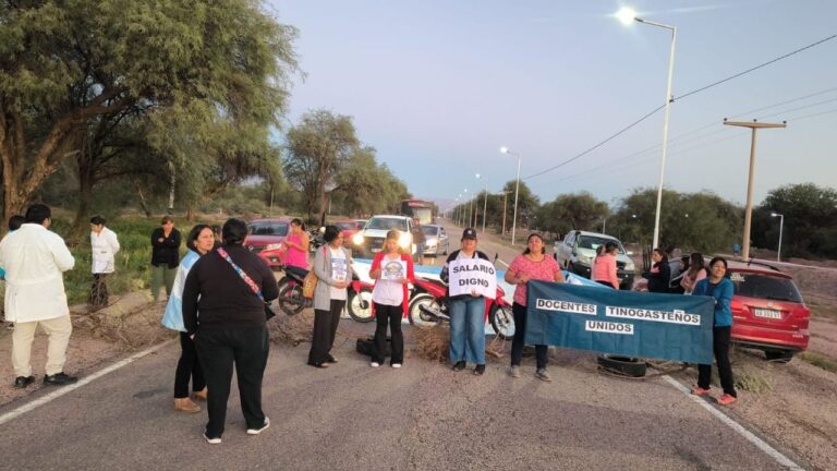 Docentes de Tinogasta realizan un corte de ruta en reclamo salarial
