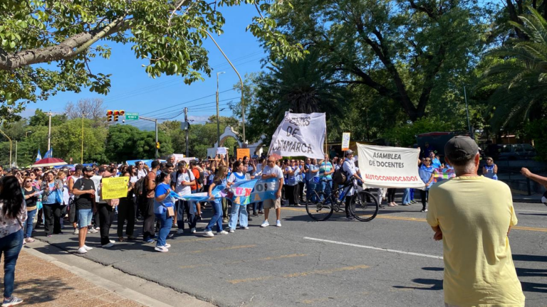 Docentes autoconvocados marchan hacia Casa de Gobierno, rechazando la conciliación obligatoria