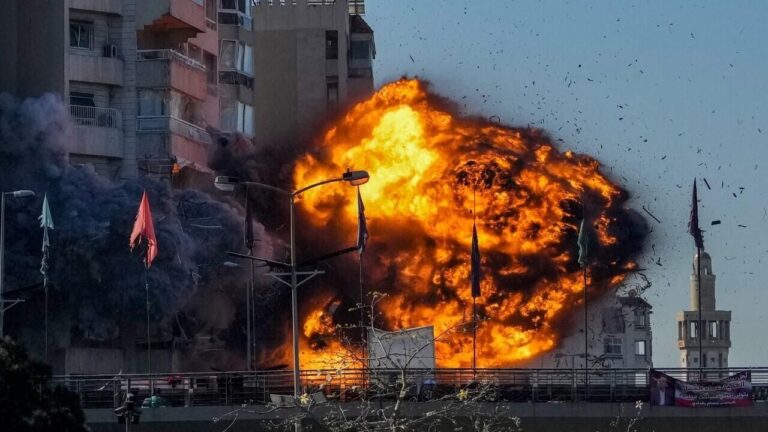 Los ataques israelíes contra los suburbios de Beirut y sur de Líbano dejan millas de desplazados