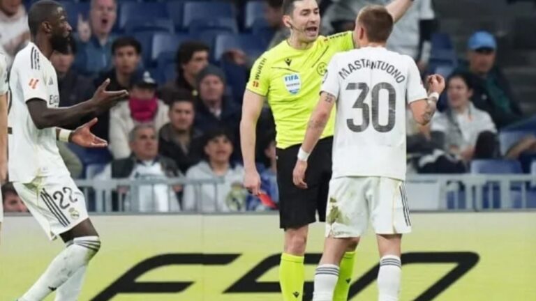 Mastantuno, expulsado y silbado en el Bernabéu