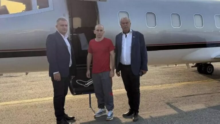 Gallo liberado con diplomacia paralela, el avión de la AFA y Milei ni enterado