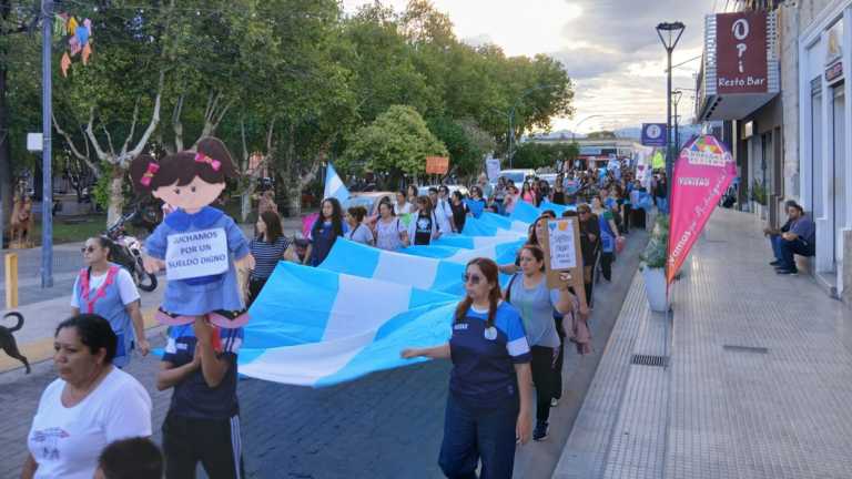Multitudinaria marcha de estatales en Andalgalá por mejoras salariales
