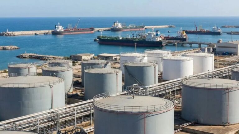 La AIE acuerda liberar 400 millones de barriles de petróleo para estabilizar el mercado